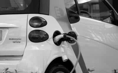 Une voiture électrique en train de charger